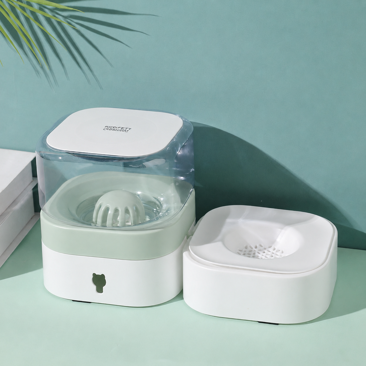 Automatic portable water dispenser for cats